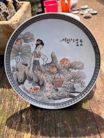 江西省工艺美术大师章亮手绘瓷器赏盘一个，直径21厘米，完整的，卖2千元。