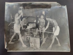 (打铁匠照片）这张照片拍摄于1950年2月19日 ，展现了几位劳动者在工作场景，他们可能从事打铁等手工劳作。照片反映了当时劳动者的工作状态，具有一定的历史价值，记录了特定时期的生产生活画面。