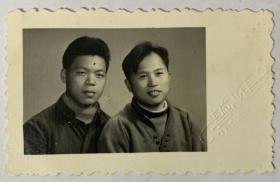 【老照片】约1960年代两男子照小型合影（带照相馆钢印）