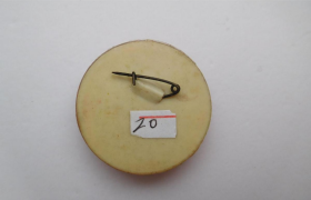 毛主席像章（塑料膜制） 保真包老，正面毛主席头像 。详见书影。尺寸 直径：3.2厘米只发快递 放在电脑后一号柜台上至下第一层纸盒里。2024.8.26整理。2018.8.4上