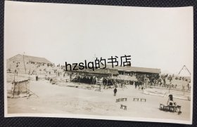 【照片珍藏】民国1934年济南山东省第二届国术省考纪念活动场景，横幅文字“山东省第二届国术考试纪念”内容可辨，国术考试即为武术比赛。山东国术省考由山东省国术馆主办，地点在济南千佛山下山东体育场。老照片内容少见，影像清晰、甚为难得