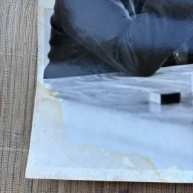 上海。罕见大开本老照片。两张合出！记录伟人的足迹。毛主席，以及他战斗过的地方。源自国内权威新闻机构拍摄。往昔风光摄影艺术和肖像摄影艺术结合。60年代的老相纸了，原版，自然老化，品相如图，谨慎下拍。上海一大旧址。新天地。革命传统教育 红色文旅 人文旅游。