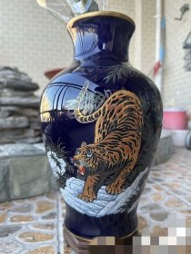 日本帝王蓝釉鎏金花瓶 老虎竹林 图案高度32厘米大花瓶 陶瓷花瓶