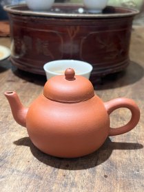 民国宜兴紫砂壶梨壶，约 100 毫升。原矿砂料，砂质纯正，典雅器型，具有文人趣味。全品相。