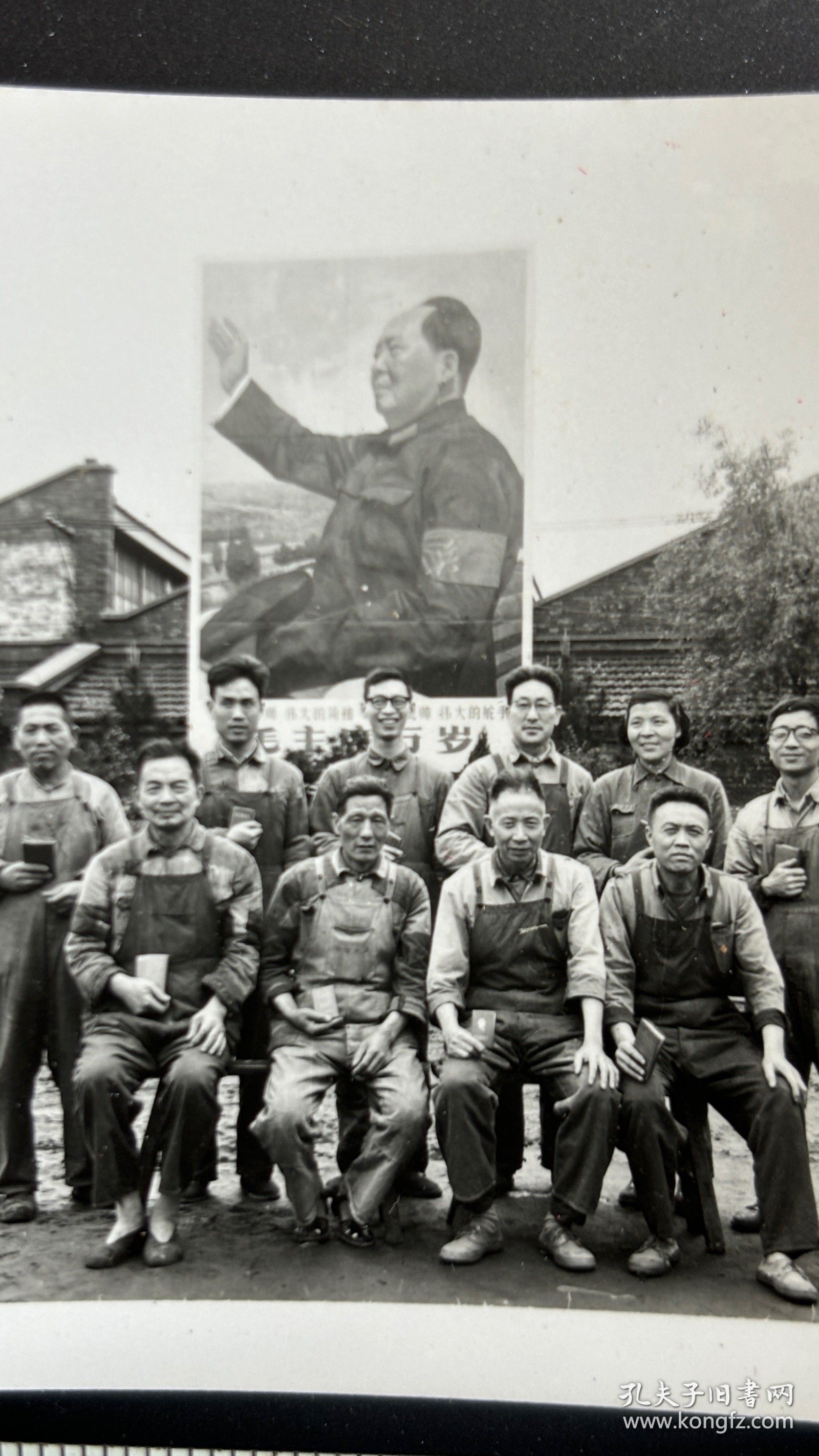 毛主席画像前手拿红宝书的工人知识分子合影老照片