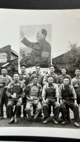 毛主席画像前手拿红宝书的工人知识分子合影老照片