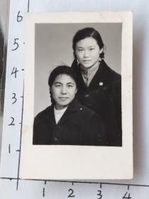 50-70年代俩粗辫子美女合影泛银照片