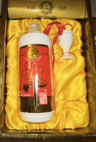 1998年郎酒1瓶 暗红绒面高档礼盒内配郎酒专用酒杯。24来用多层塑料袋缠裹挥发很少。郎酒，出自四川省古蔺县二郎镇，中国国家地理标志产品。