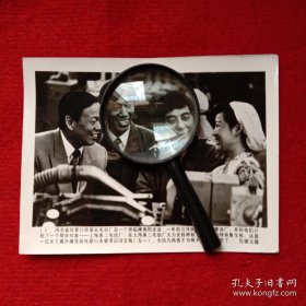 老照片:河北省张家口市第五毛纺厂， 领导视察该厂向他们介绍了一个帮扶对象，上海第二毛纺厂， 在上海第二毛纺厂支持下，该厂很快恢复生机， 这是一位女工高兴的告诉张家口市委书记冯文海 ，大伙儿再也不为领不到工资发愁了。范德元 摄