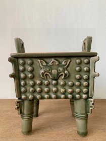宋代龙泉窑虎头鼎，品相完好