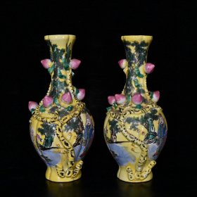 大清乾隆粉彩雕刻寿桃纹瓶（32×15cm）