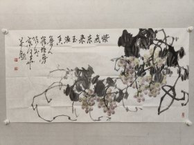 保真书画，山东老画家，崔培鲁四尺整纸国画《紫气东来玉液香》69.5×136.5cm，画心有折口，品相如图。 崔培鲁，1944年出生于山东枣庄市，师从著名画家王小古和皮之先，后入中央美院国画系。1992年调深圳特区创建南山画院。94年年初二度赴港举办画展，刘海粟为其作品题写了“气韵生动”赞语并收为关门弟子。现为中国美术家协会会员、中国和平统一促进会书画联谊委员会委员，全球华人华商联合总会书画院院长。