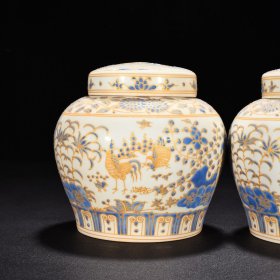 旧藏 明成化蓝彩描金全家福鸡纹夜光罐（萬贵妃铭文） 高14.8厘米 宽15厘米