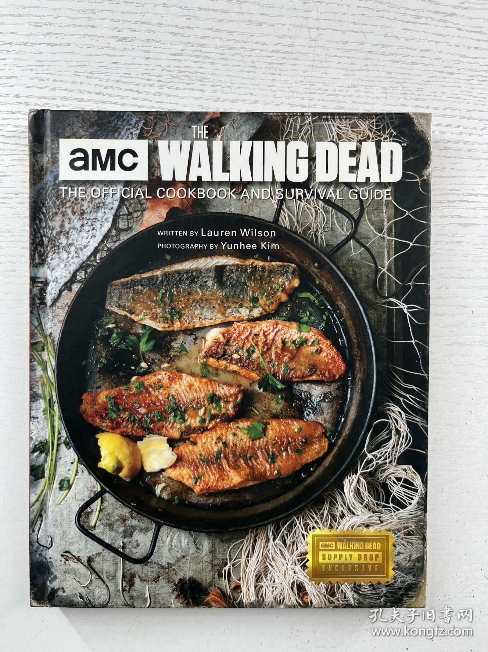 《行尸走肉》（The Walking Dead）的官方食谱与生存指南，由劳伦·威尔逊（Lauren Wilson）撰写，尹熙·金（Yunhee Kim）摄影。《行尸走肉》是AMC出品的著名丧尸题材电视剧，这部食谱与生存指南结合了剧中的生存元素，收录了相关的食谱，同时也包含生存技巧等内容，是该系列的衍生周边产品，具有一定的收藏和实用价值，尤其受到《行尸走肉》粉丝的喜爱。