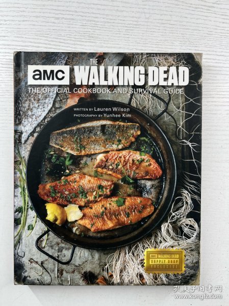 《行尸走肉》（The Walking Dead）的官方食谱与生存指南，由劳伦·威尔逊（Lauren Wilson）撰写，尹熙·金（Yunhee Kim）摄影。《行尸走肉》是AMC出品的著名丧尸题材电视剧，这部食谱与生存指南结合了剧中的生存元素，收录了相关的食谱，同时也包含生存技巧等内容，是该系列的衍生周边产品，具有一定的收藏和实用价值，尤其受到《行尸走肉》粉丝的喜爱。