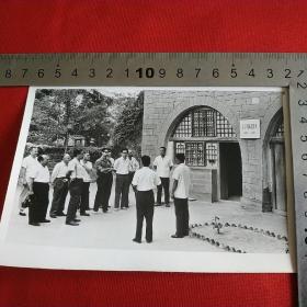 1966年出席北京物理讨理会的各国科学家参观延安杨家岭毛主席席住处照片