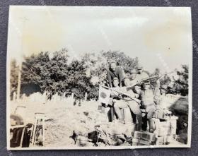 抗战时期 粤桂地区广州、南宁、钦州一带堆积的军事物资上庆祝的日军 原版老照片一枚