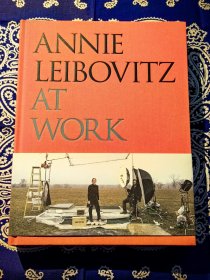 《Annie Leibovitz at Work》 《工作中的安妮·莱博维茨》或 《安妮在工作》( 精装英文原版 ，书中附赠安妮·莱博维茨摄影明信片一张，明信片上有铅笔签名字迹 )