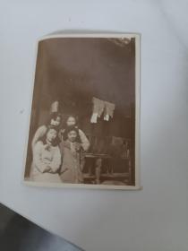抗日战争年代，四川大学英语系的四位来自上海的女学生合照