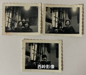 【老照片】约1970年代三个好闺蜜在一起合影（手里拿的书是当时发行量巨大的《十万个为什么》）