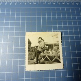 老照片–80年代漂亮女孩许跃玲坐在长沙烈士公园护栏上留影（1）