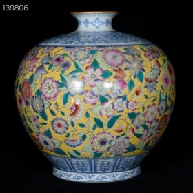 清乾隆黄地珐琅彩描金青花边万花纹苹果尊