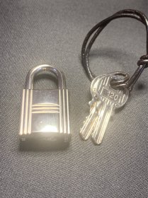 海外回流vintage 爱马仕HERMES银色锁头钥匙一套 中古正品  打标清晰有编号  尺寸如图  请看好图片
