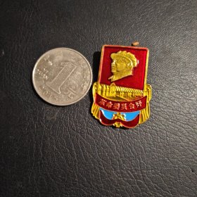毛泽东军装像章，，（工艺品，硬币为参照物）