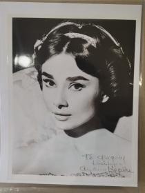 赫本签赠给格里高利派克的照片 beckett证书 全球已知她送给派克的三张之一。脖子处有淡蓝色照片褪色造成。