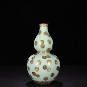 清乾隆豆青釉描金皮球花纹葫芦瓶
高28.5厘米 宽16厘米