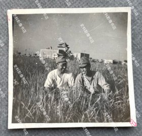 【上海旧影】1941年 上海市中心区（今五角场地区）“和平纪念林”草地上日军第5师团步兵第21旅团的两名士兵以伪上海市政府大楼为背景合影 原版老照片一枚（照片背面有1941年6月26日“松第二部隊本部”即日军第5师团步兵第21旅团司令部检阅章。1941年，伪上海市政府在市中心区种植“和平纪念林”，1943、1944年在伪市政府举行两次植树节活动。）