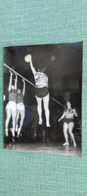 保加利亚索非亚队 季姆契娃跳起吊球的情形 照片长20厘米宽15厘米