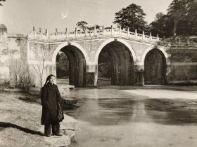 建国初期桥下大衣美女老照片
