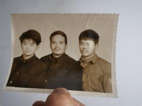 【绘画素材】一张老照片：父子三人合影，半身像