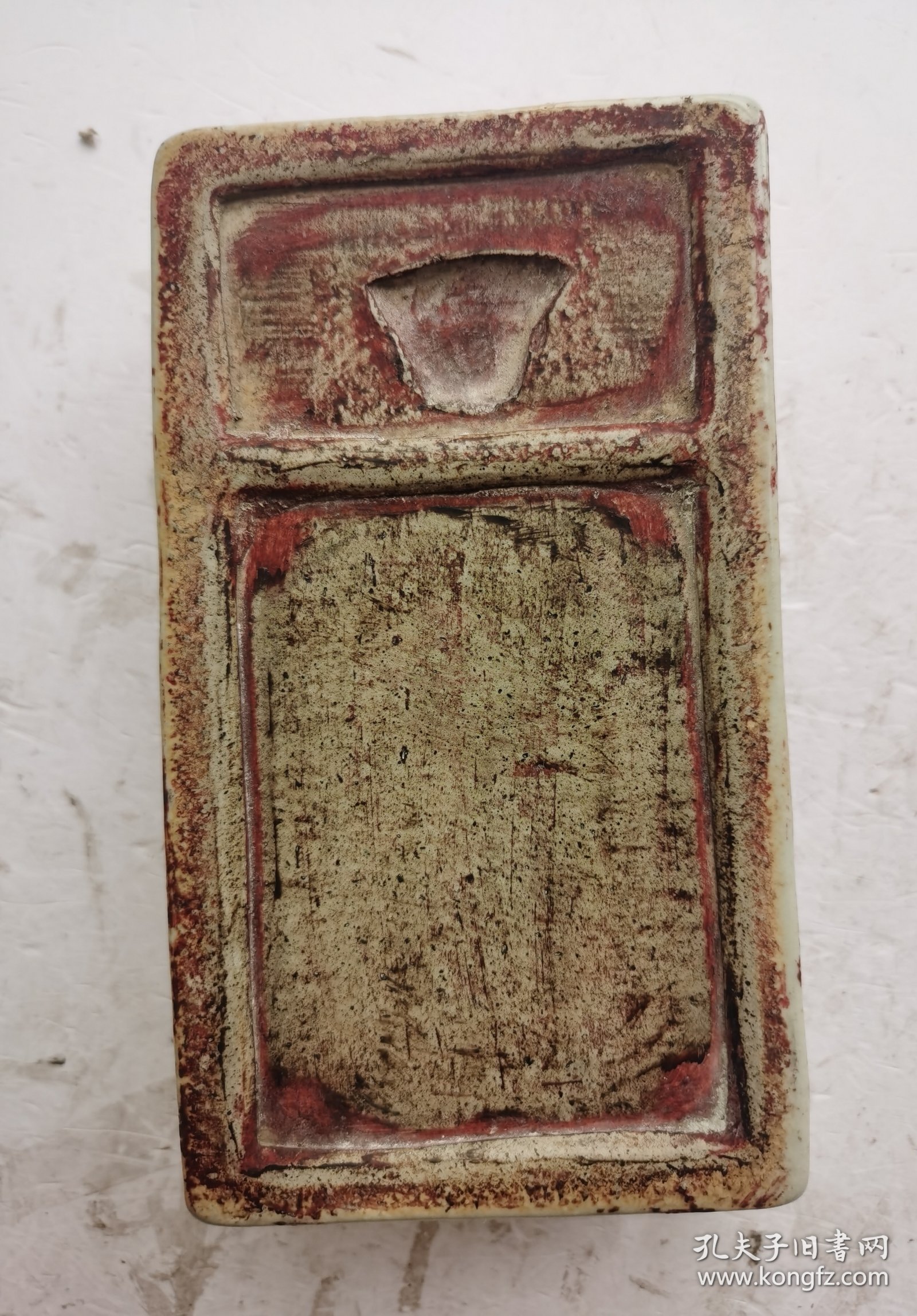 【明代瓷砚】金榜题名、状元及弟瓷砚，大明萬曆年製款青花龍纹圖 金榜题名 状元及第 字瓷砚台，一流品相，保老保真保到代，珍贵的大开門明代万历年制瓷砚珍品。尺寸：长17.5㎝，宽10cm，高6cm。珍品。保真保老保到代，赠送给考上大学的学子是最佳礼物，是永久可升值的财富！
