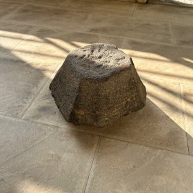 晚明柱础摆件 ，尺寸略大，已盘出包浆，长宽约30厘米见方，总高约19cm，上下收倒斜角，造型别致，中间台面约17*17，一面较平，－面凹凸。实心材质，为茶园石或绿麻石，周边围有一圈天然红纹，非常漂亮，总重约17 kg，有老磕岁月痕迹。石来运转，作为书房台面摆件，佛像香炉底座非常实用。细节如图，换藏低价出。