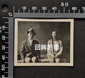 民国大辫子美女自己和自己合影老照片