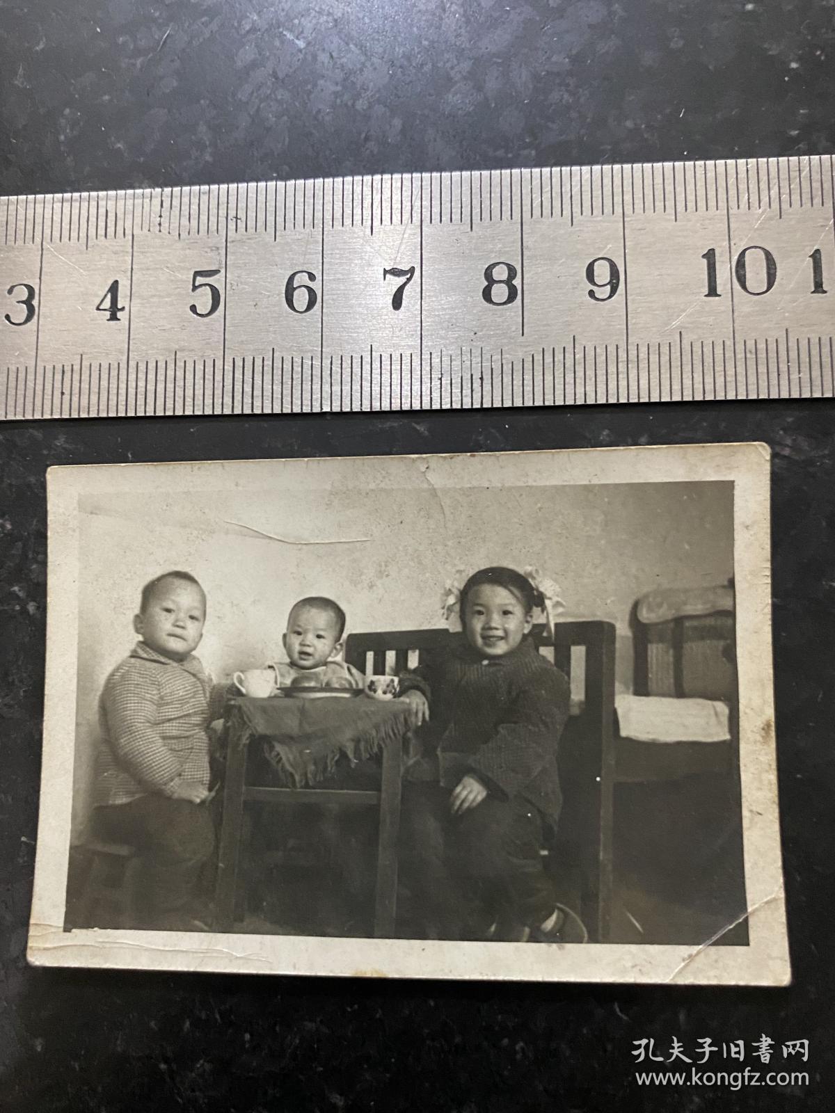 五十年代小饭桌上的小朋友合影老照片