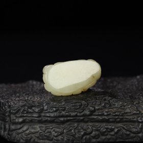 旧藏 和田玉佛，玉质细腻油润，包浆老道，尺寸 长 3.9厘米，宽 2.3厘米，高 5.8厘米，重 45.3克