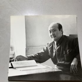 【中影发行放映公司旧藏】八十年代专业摄影师拍摄看剧本之余的男明星大尺寸黑白反银照片一张