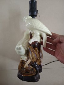 老瓷鸟台灯 瓷身完整正常使用 底座两个笔的插帽缺失一个 开关拉绳后配的 高30底座13×9