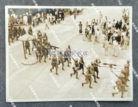 【厦门旧影】1939年4月 厦门街头市民百姓正在围观日军大部队穿过建有交通岗亭的十字路口 原版老照片一枚