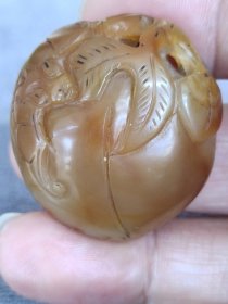 清代浮雕刻花福寿纹挂件一个，有石线一条，余完整。