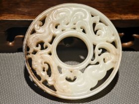 和田玉龙凤璧，高古玉饰，雕工精美，龙凤图案精美，展现古人的精湛技艺。白色玉质，纹理清晰，品相完好，无裂纹，油润度好，特别适合收藏或佩戴。