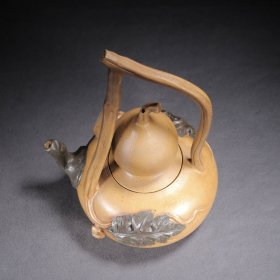 品名：葫芦提梁 底款：蒋蓉 尺寸：14/21cm 容量：450cc 紫砂分类：原矿段泥 底款介绍：蒋蓉（1919年~2008年2月19日），别号林凤，江苏省宜兴市川埠潜洛人。1995年被授予“中国工艺美术大师”称号。 蒋蓉作品曾在全国工业会议上评为“特等奖”，并为周恩来总理出访东南亚等国家制作礼品。 1956年，江苏省人民政府任命她为紫砂工艺“技术辅导”，这在当时历史情况下是工艺界的一种最高荣誉。