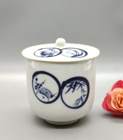 日本明治时期老柴烧盖杯。手绘青花松、竹、梅、菊、兰。中古物保存完好，有轻微使用痕迹，有一个窑点如图。口径7.5厘米，高7.5厘米。满58包邮偏远地区邮费自付。