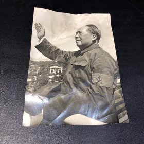 毛主席戴红卫兵袖标挥手-银盐照片（泛银）有折痕