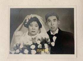 【老照片】夫妻合影（应为结婚照片）--- 上海王开照相--- 保存完好，画面清晰，收藏佳品。