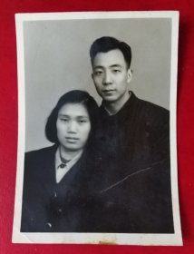 60年代男女青年合影留念老照片