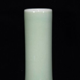 清康熙老底单色釉喜鹊登梅纹天球瓶